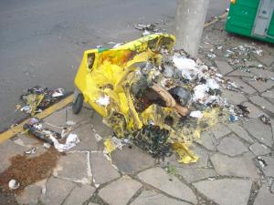 Cont�iner seletivo � incendiado na rua Moreira C�sar