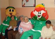 Funcion�rios da Codeca doam leite ao Lar da Velhice S�o Francisco 
